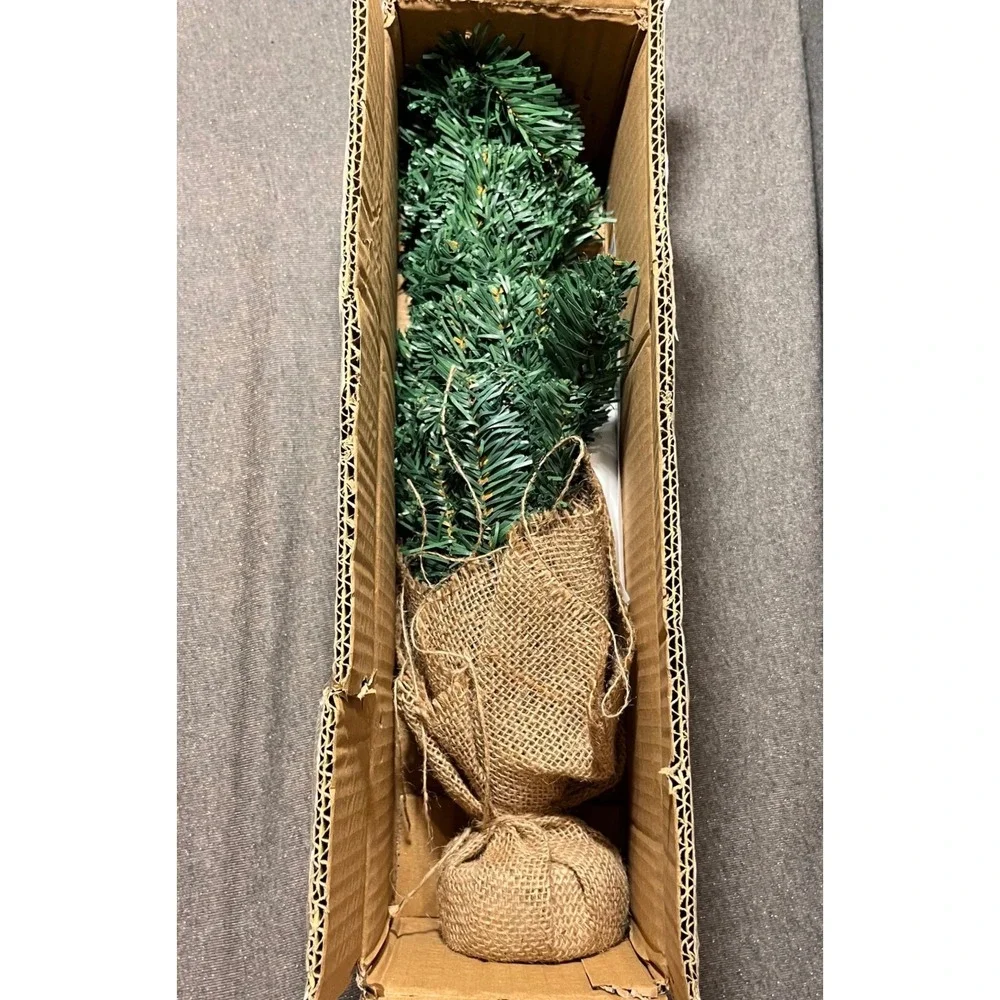 Senjie 23 Inch Green Artificial Christmas Tree with Ornaments and Star Topper‎